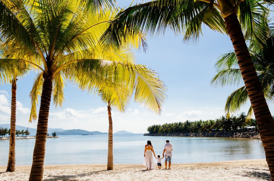 Що взяти з собою у відпустку закордон: універсальний чек-лист туриста у 2026 році